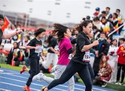 感动瞬间!场上场下团结合作精神可嘉的简单介绍 感动瞬间!场上场下团结合作精神可嘉的简单介绍